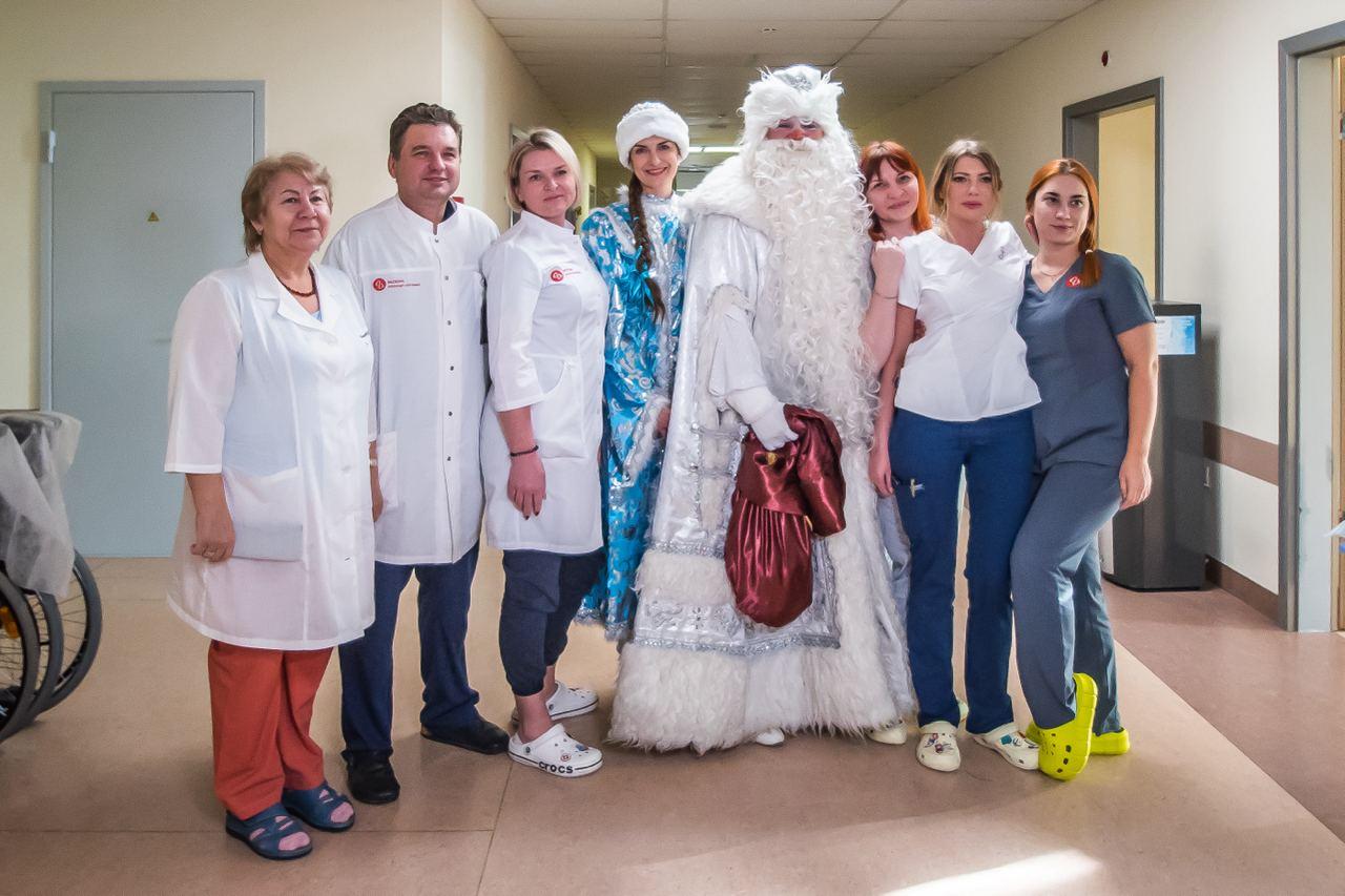 Фото Пациентов и сотрудников Новосибирского НИИТО поздравили артисты «Красного факела» 2